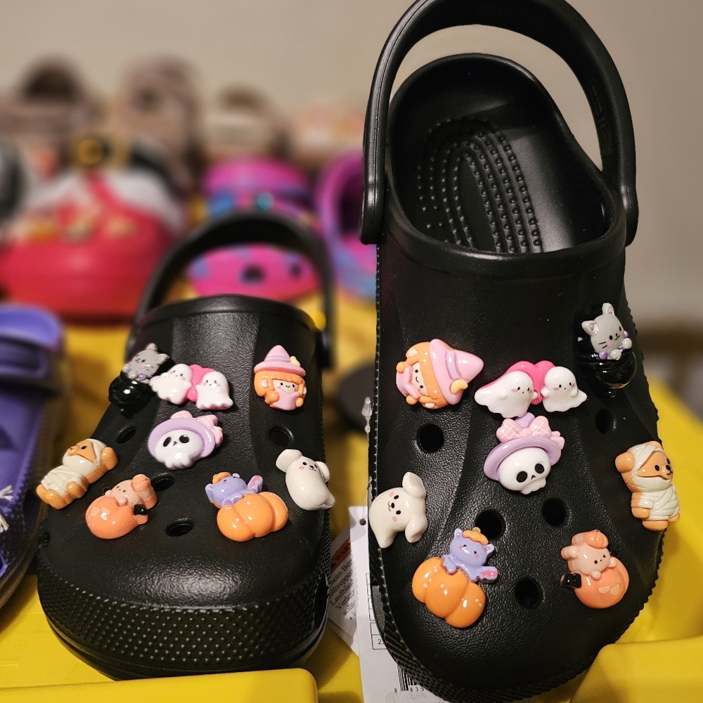 🎃NEW! Black Baya Clogs Fully Customized with Exclusive Handmade Charms👻 - Picture 1 of 8